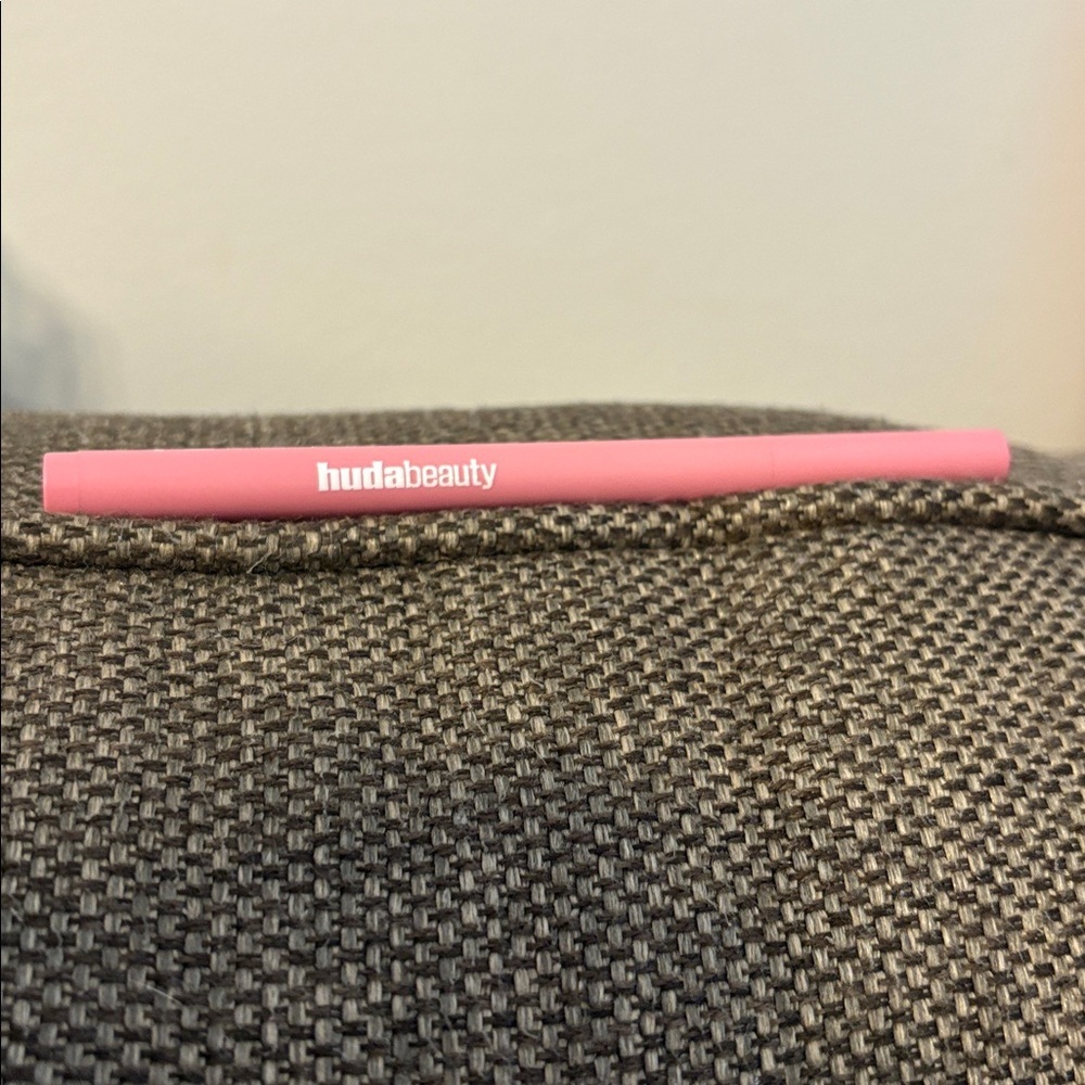 NWOT Huda Beauty Lip Contour Lip Stain for 12-Hour Wear in Baby Pink - Picture 6 of 8